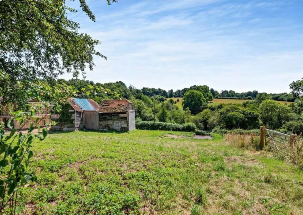 Lot: 130 - BARN WITH PLANNING FOR RESIDENTIAL CONVERSION - Barn and entrance